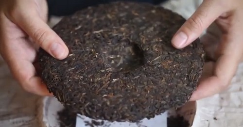 Блин пуэра с зеленоватым оттенком Блин пуэра с зеленоватым оттенком